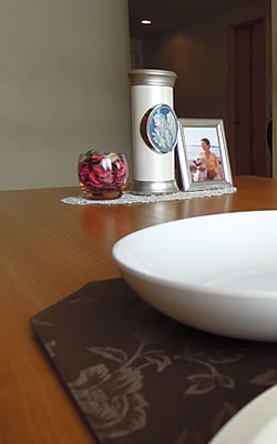 ダイニングテーブルに骨壷を置いても安心してお使いいただけます。