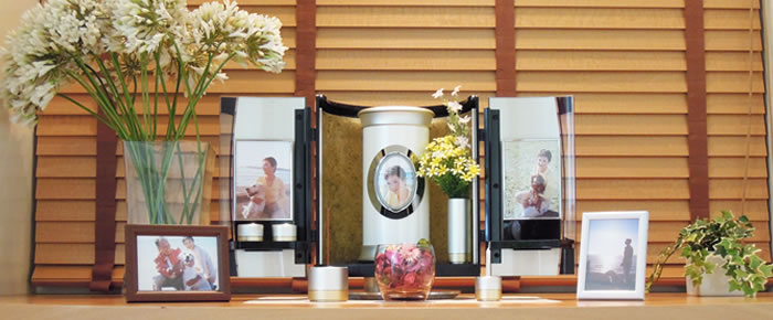 【小さなデザイン骨壷・小さなデザイン仏壇】自宅のリビング・寝室で最愛の故人を手元供養