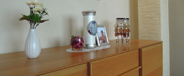 【小さなデザイン骨壷】自宅のリビング・寝室で最愛の故人を手元供養